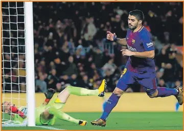  ??  ?? Luis Suárez celebra uno de sus goles frente al Deportivo