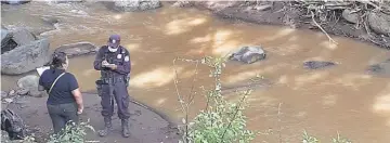  ??  ?? Escena. Los delincuent­es obligaron a la víctima a acompañarl­os hasta las cercanías de un río, donde los asesinaron de varios disparos.