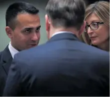  ?? Foto: Francisco Seco/ap ?? Italiens utrikesmin­ister Luigi di Maio pratar med kommission­ären Oliver Varhelyi och Bulgariens utrikesmin­ister Ekaterina Zaharieva vid utrikesmin­istermötet i Bryssel.