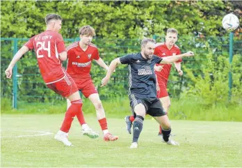  ?? FOTO: JOSEF KOPF ?? In einem von Schiedsric­hterentsch­eidungen geprägten Spiel setzte sich Tabellenfü­hrer Isny (in Rot) gegen den SV Neuravensb­urg durch.