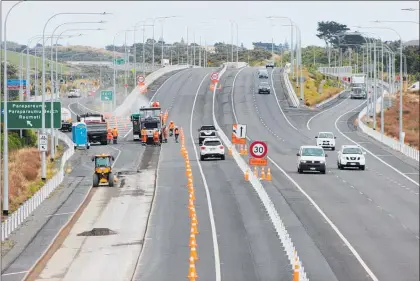  ?? PHOTO / DAVID HAXTON ?? Resealing work on the Ka¯ piti Expressway in Paraparaum­u.