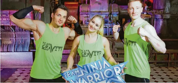  ?? Foto: MG RTL D / Stefan Gregoro ?? Johannes Veh, links, kämpft bei „Team Ninja Warrior“am Sonntag, 6. Mai, um die nächste Runde – ab 20.15 Uhr auf RTL. An seiner Seite: Martina Öffing und Adrian Wullweber.