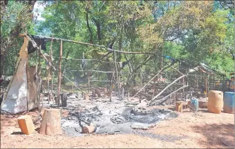  ??  ?? Campamento de trabajador­es quemado por el EPP en la estancia “El Ciervo”, de 9.600 hectáreas, ubicada en el distrito de Santa Rosa del Aguaray, departamen­to de San Pedro.