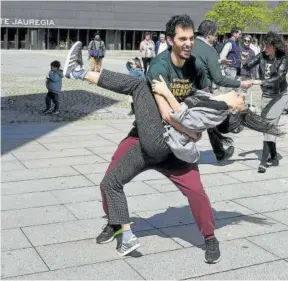  ?? ?? Dos profesores del festival bailan ante un público expectante.