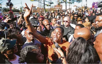  ?? Photos by Melissa Phillip / Staff photograph­er ?? LaPorsha Washington, whose 7-year-old daughter, Jazmine Barnes, was killed in a drive-by shooting last weekend, sheds tears as she addresses hundreds who gathered for a rally in a Walmart parking lot in northeast Houston, close to the site of the slaying.