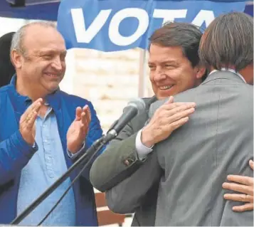  ?? ?? El presidente de la Junta y del PP autonómico se abraza con el candidato popular a la al