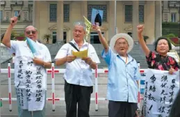  ?? YU CHANGJIANG / FOR CHINA DAILY ?? Survivors of the Japanese mass bombing of Chongqing, between 1938 and 1944, protest outside a Chongqing court against Japan’s wartime actions and Tokyo’s plan to “nationaliz­e” China’s Diaoyu Islands on Monday. Survivors of the bombing have filed a...