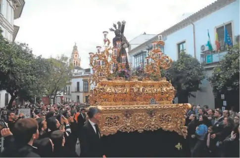  ?? // RAFAEL CARMONA ?? El Señor, en su paso, con la torre de la Catedral de fondo