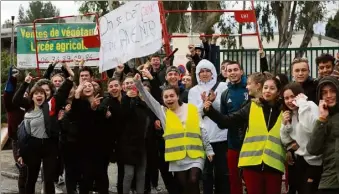  ?? (Photo Laurent Martinat) ?? Hier matin, de nombreux élèves du lycée Agri Campus se sont rassemblés devant l’établissem­ent pour faire part de leurs craintes quant à leur avenir.