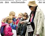  ?? BILD: TORSTEN VON REEKEN ?? Einweisung: Kommissari­n Agathe Rippchen erläuterte ihren NachwuchsE­rmittlern die Details des Falls.