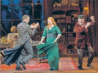  ?? Joan Marcus ?? PROFESSOR Henry Higgins (Harry Hadden-Paton, left), Eliza Doolittle (Lauren Ambrose) and Colonel Pickering (Allan Corduner) kick up their heels in a masterful revival of “My Fair Lady.”