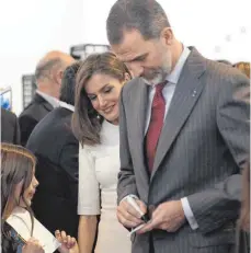  ?? FOTO: IMAGO ?? Autogramme schreiben für die Kleinen: König Felipe und Königin Letizia sind beliebt wie Popstars.