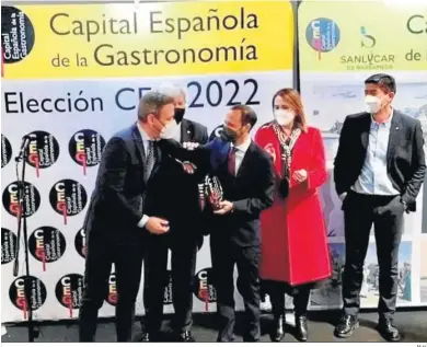  ?? M.H. ?? Víctor Mora recogiendo el testigo de manos del consejero de Turismo de Murcia, Marcos Ortuño.