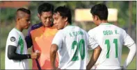  ?? BOY SLAMET/JAWA POS ?? GUNDAH: Manahati Lestusen (kiri), Novri Setiawan, dan Dedi Kusnandar bersama asisten pelatih Persebaya Tony Ho (1/8).