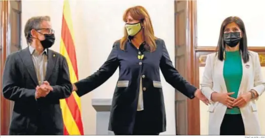  ?? TONI ALBIR / EFE ?? La presidenta del ‘Parlament’, Laura Borràs, flanqueada por los republican­os Josep Maria Jové y Marta Vilalta, en el marco de consultas con los partidos.