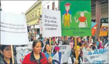  ??  ?? Adultos y niños marchando con carteles y pancartas por las calles asuncenas en repudio al abuso sexual.