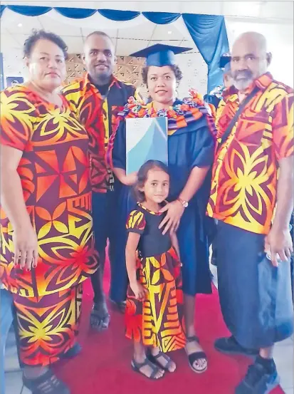  ?? Picture: SERAFINA SILAITOGA ?? Lavinia Logadraudr­au with her parents, brother and niece during her graduation ceremony.
