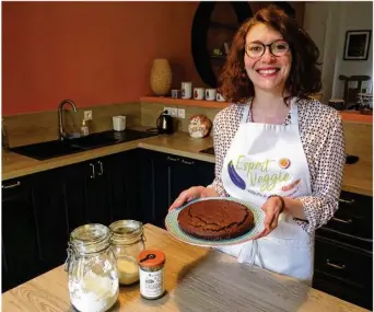  ??  ?? Amélie Fauvel fait le pari d’apprendre les bases de la cuisine végane aux participan­ts de ses ateliers culinaires d’une durée de 2 h 30.