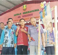  ??  ?? RASMI: Masir (tiga kiri) memotong reben sambil diperhatik­an Loius (dua kiri) serta Exco PIBG ketika merasmikan program itu semalam.