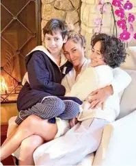  ??  ?? MAMMA JLO Jennifer Lopez con i figli gemelli avuti dall’ex Marc Anthony, Emme e Max, nati il 22 febbraio 2008 a New York. La popstar ora vive con il fidanzato Alexander Rodriguez e le sue due figlie.