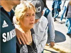  ??  ?? DRAMA. La madre de la víctima recibió el consuelo de allegados.