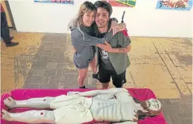  ?? Gza. de los artistas ?? Pool y Marianela con su obra en Los Ángeles