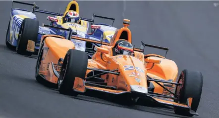  ??  ?? epa0599663­9 Spanish driver Fernando Alonso of Andretti Autosport (R) leads US driver Alexander Rossi of Andretti