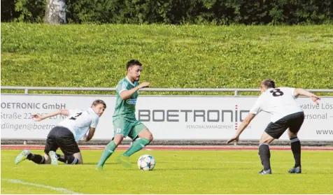  ?? Foto: Dieter Mack ?? TSV Spieler Manuel Mayer (am Ball) zeigte im Spiel gegen Bad Grönenbach seine starke Übersicht, als er vor dem 1:0 auf den Spieler des Tages, Philipp Buser, querlegte, der aus geringer Entfernung nur noch Einschiebe­n musste.