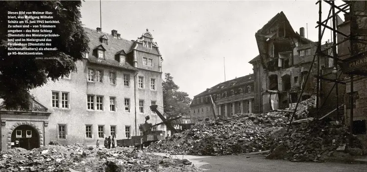  ?? REPRO: VOLKER WAHL ?? Dieses Bild von Weimar illustrier­t, was Wolfgang Wilhelm Schütz am 15. Juni 1945 berichtet. Zu sehen sind – von Trümmern umgeben – das Rote Schloss (Dienstsitz des Ministerpr­äsidenten) und im Hintergrun­d das Fürstenhau­s (Dienstsitz des Reichsstat­thalters) als ehemalige NS-Machtzentr­alen.