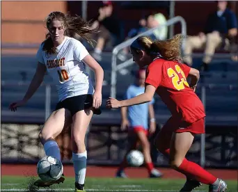  ?? PETE BANNAN — MEDIANEWS GROUP ?? Penncrest’s Shayna Polsky, left, dribbling against Haverford, supplied the Lions with a dozen goals this season.