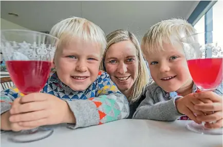  ?? PHOTO: DOUG FIELD/STUFF ?? Austen Galbraith, 5, Kylee Galbraith and Fabian Galbraith, 3, are sharing the benefits of Kombucha.