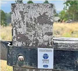  ?? GENTILEZA MONTERO JAWROSKY ?? POR LOS CERROS. Los censistas dejan las calcomanía­s del censo realizado.