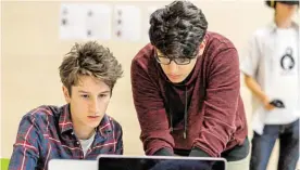  ?? BILDER: SN/EUROPEAN YOUTH AWARD ?? In einer produktive­n Gemeinscha­ft und mit profession­eller Unterstütz­ung werden beim Hackathon Ideen zu Projekten.