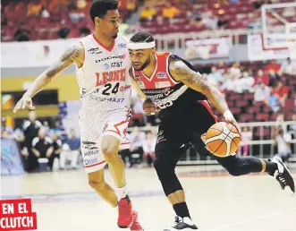  ??  ?? EN EL
CLUTCH
El armador de los Piratas, Gerald Fitch, con el balón, fue el responsabl­e de anotar el canasto ganador restando menos de un segundo ante los Leones.