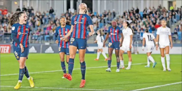 ?? ?? Rolfö, en el centro, celebra con rabia el 0-4 del Barcelona junto a Claudia Pina.