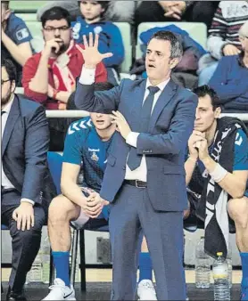  ?? FOTO: EFE ?? Porfi Fisac hace indicacion­es en el último partido del GBC ante el UCAM Murcia