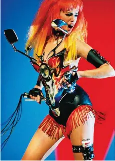  ?? FOTO: PATRICE STABLE ?? Emma Sjöberg während des Drehs zu George Michaels Song „Too Funky“in Paris 1992. Sie trägt ein Outfit aus Muglers Kollektion „Les Cow-boys“