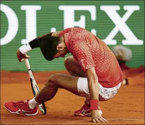  ?? FOTO: GETTY ?? Novak Djokovic, al suelo, derrotado por el italiano Lorenzo Musetti