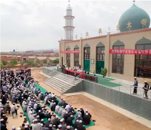  ?? Supplied photo ?? A mass Iftar banquet organised by the Dubai Charity Associatio­n in China last year. —