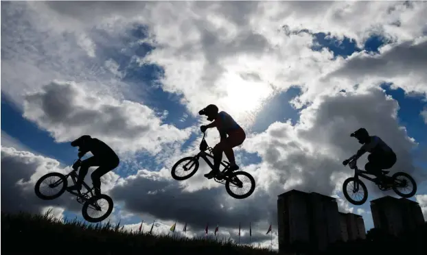  ?? Foto: dpa/John Walton ?? In den beiden Austragung­sstädten gab es 13 Wettkampfs­tätten. Die BMX-Fahrer maßen sich im »Knightswoo­d Park« von Glasgow.