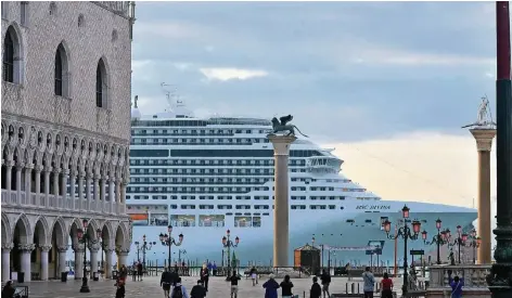  ?? FOTO: DPA ?? Der Luxus-Liner „MSC Divina“fährt in Venedig am Markusplat­z vorbei. Die riesigen Kreuzfahrt­schiffe sind eine Gefahr – denn sie können die Erosion des Untergrund­s der Stadt mit unkalkulie­rbaren Folgen vorantreib­en.