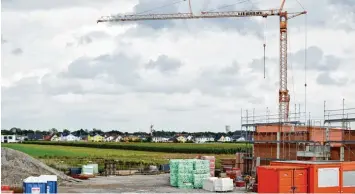  ?? Foto: Uwe Bolten ?? Der Neubau des Edeka Marktes in Graben schreitet voran, möglicher Flugbetrie­b am Lechfelder Himmel könnte allerdings massiv die Weiterentw­icklung beeinträch­tigen.