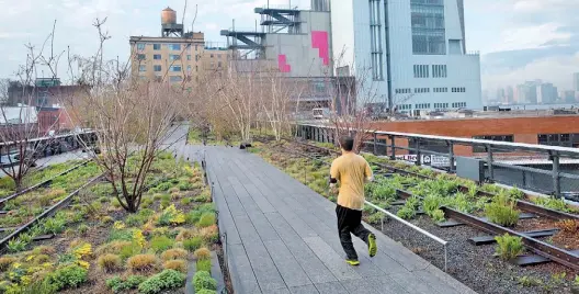  ?? AP ?? High Line. Rosler sostiene que artistas y hipsters operan como interfaz entre la vieja clase proletaria suburbana y proyectos de recuperaci­ón de la ciudad.