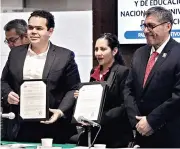  ?? ?? ■ La diputada morenista Tania Cruz y el secretario de la ANUIES, Luis Armando González (der.), en la entrega de los estados financiero­s de las universida­des públicas.