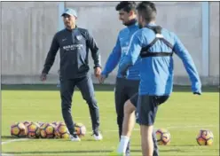  ??  ?? ESTRENO. Romero dirigió ayer su primera sesión de entrenamie­nto.