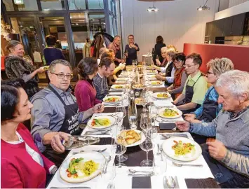  ??  ?? Es ist angerichte­t: Die Teilnehmer der Aktion „Kochen mit Profis“haben beim Team der „Tafeldecke­r“einiges gelernt. Nach dem Kochen wird gemeinsam gegessen.