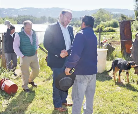  ??  ?? ► El ministro de Desarrollo Social se reunió ayer en La Araucanía con lonkos como Juan Carlos Curinao.