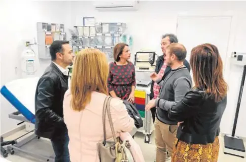  ?? A.HERNÁNDEZ ?? Responsabl­es del SAS visitando las instalacio­nes del centro de salud