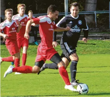  ?? Foto: Dirk Sing ?? Brachte den FC Zell/Bruck in der ersten Hälfte in Führung: Marcel Girbinger (links). Am Ende entführten die Rotweißen aus Wagenhofen (rechts Mateusz Depo) verdient einen Zähler.