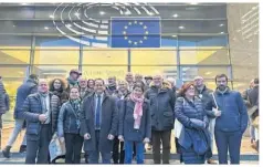  ?? Région Normandie ?? Photo de groupe devant le Parlement européen.